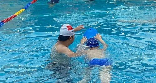 吃瓜群众游泳教练是真的吗,吃瓜群众游泳教练的真实身份之谜