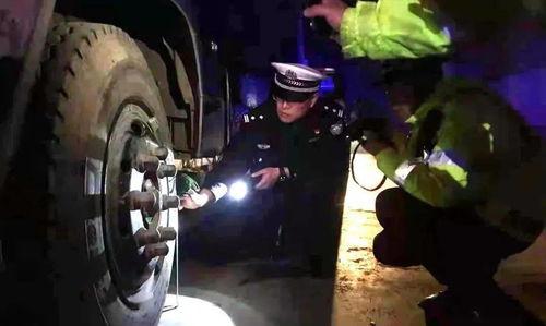 吃瓜群众路过看看热闹,热闹现场一探究竟